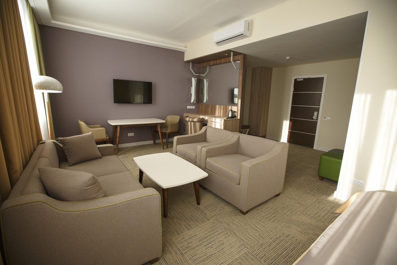 Green Which Hotel Петропавловск Екстериор снимка